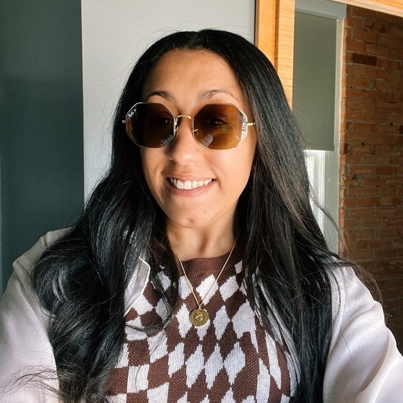 Meet your Posher, Danielle! - Picture 15 of 15